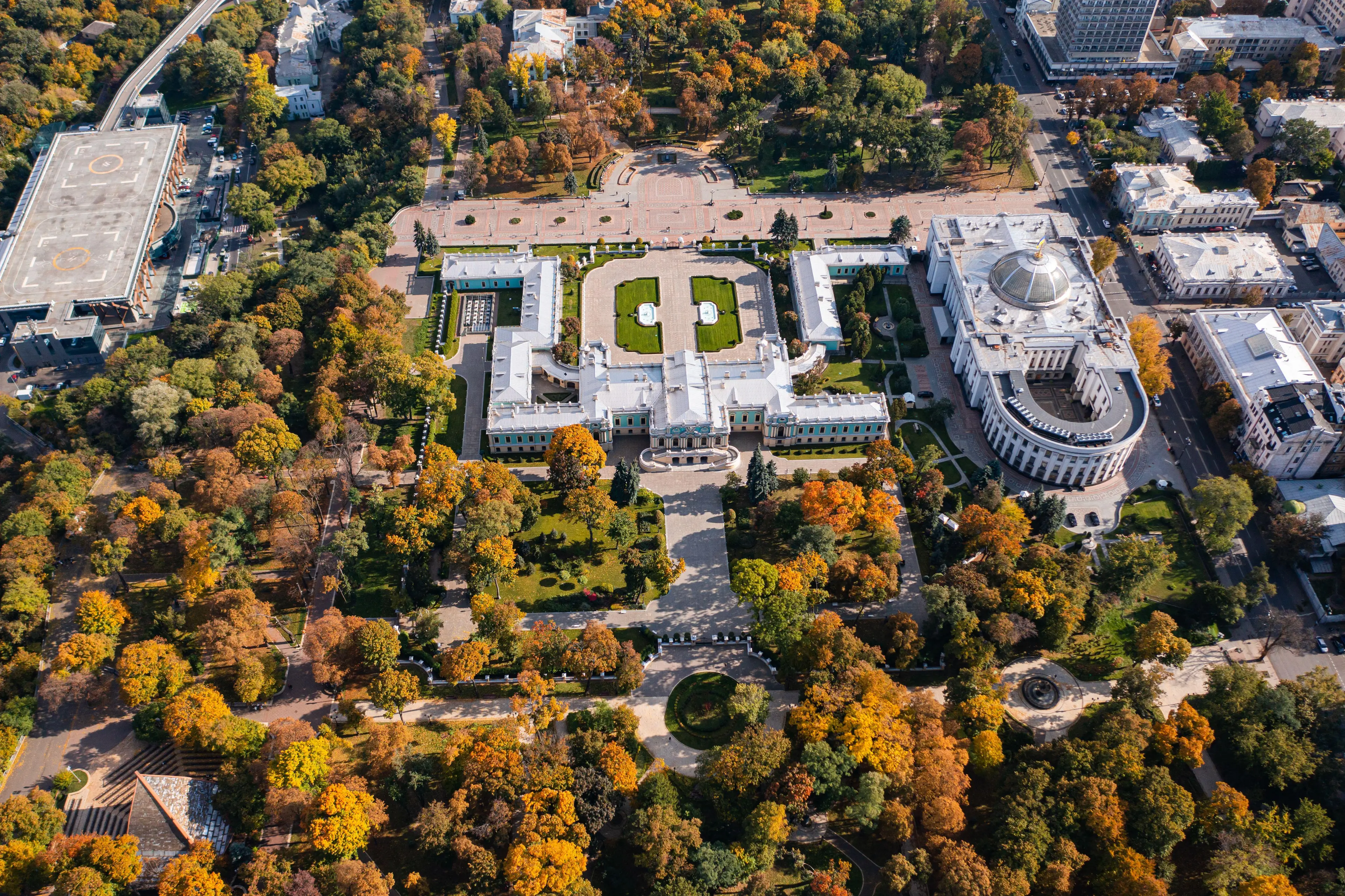Ukrainian troops held off Russian troops in the streets surrounding the presidential building.