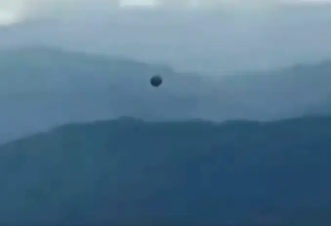 The sphere as it apparently flew through the air (Twitter/@uBF2fV1cVQxRjQo)