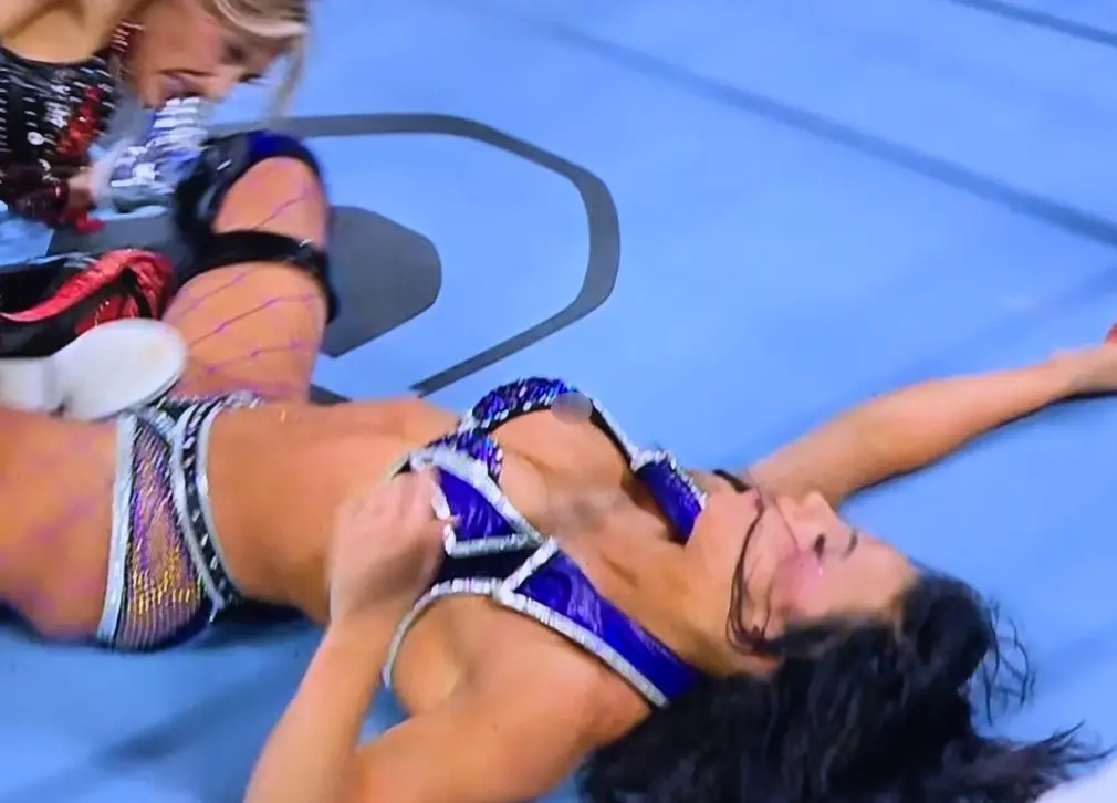 Many fans were quick to criticise the decision to not censor the malfunction (X/WWE)