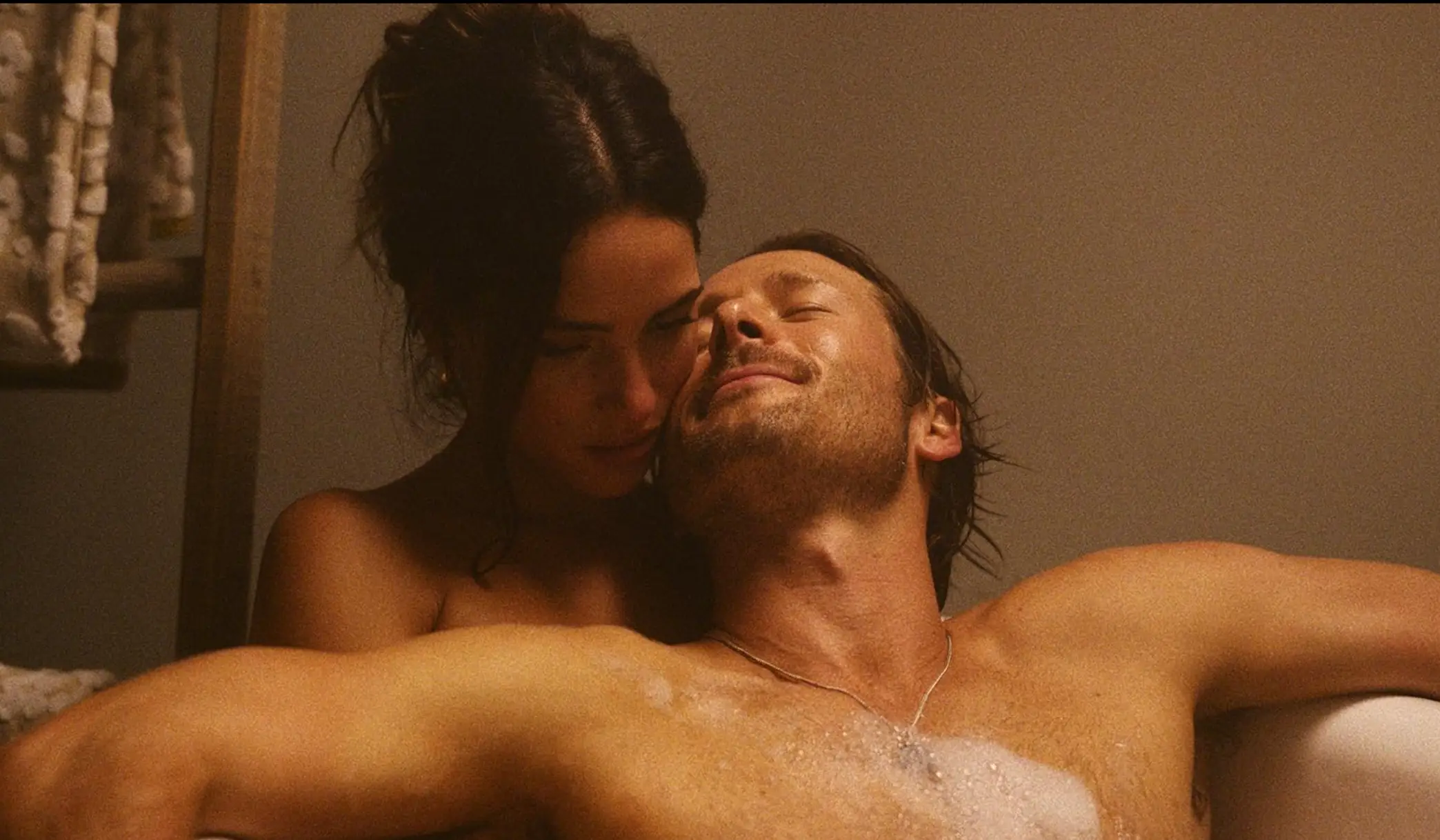 Glen Powell stars alongside Adria Arjona in the film. (Netflix)