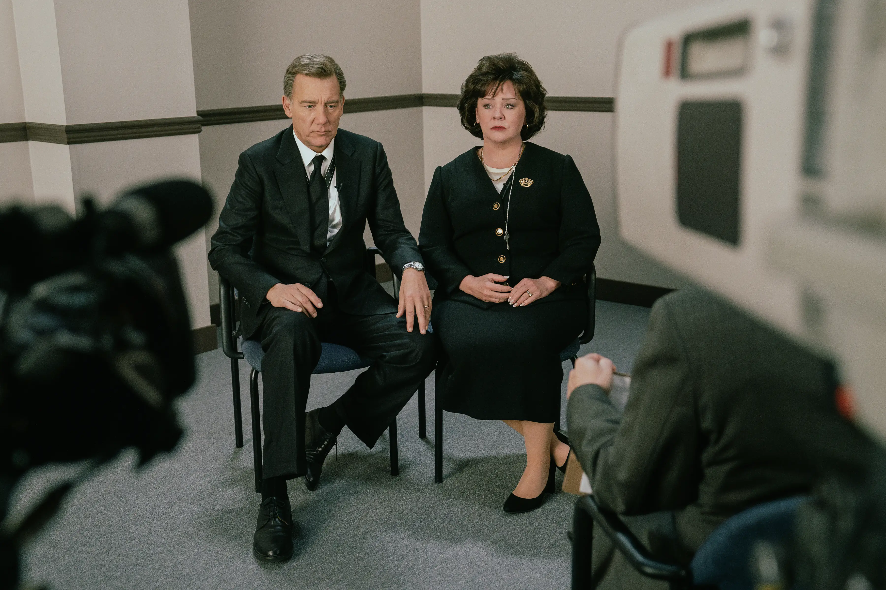 Clive Owen plays John Bennett Ramsey & Melissa McCarthy stars as Patsy Ramsey (Chris Large/Paramount+)