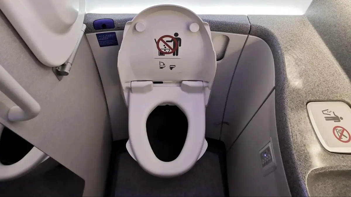 Passenger who spent entire flight trapped in plane's bathroom gets note from flight attendant