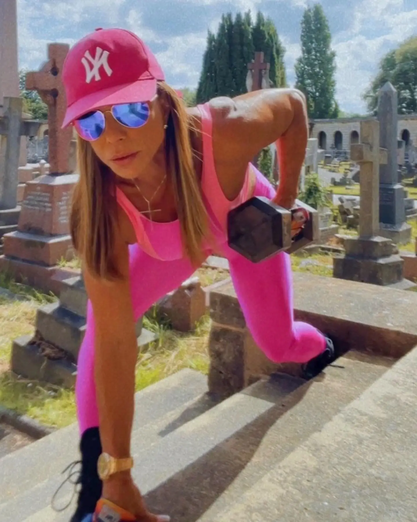 53-year-old fitness influencer Andrea Sunshine working out. (Instagram/@andrea__sunshinee)