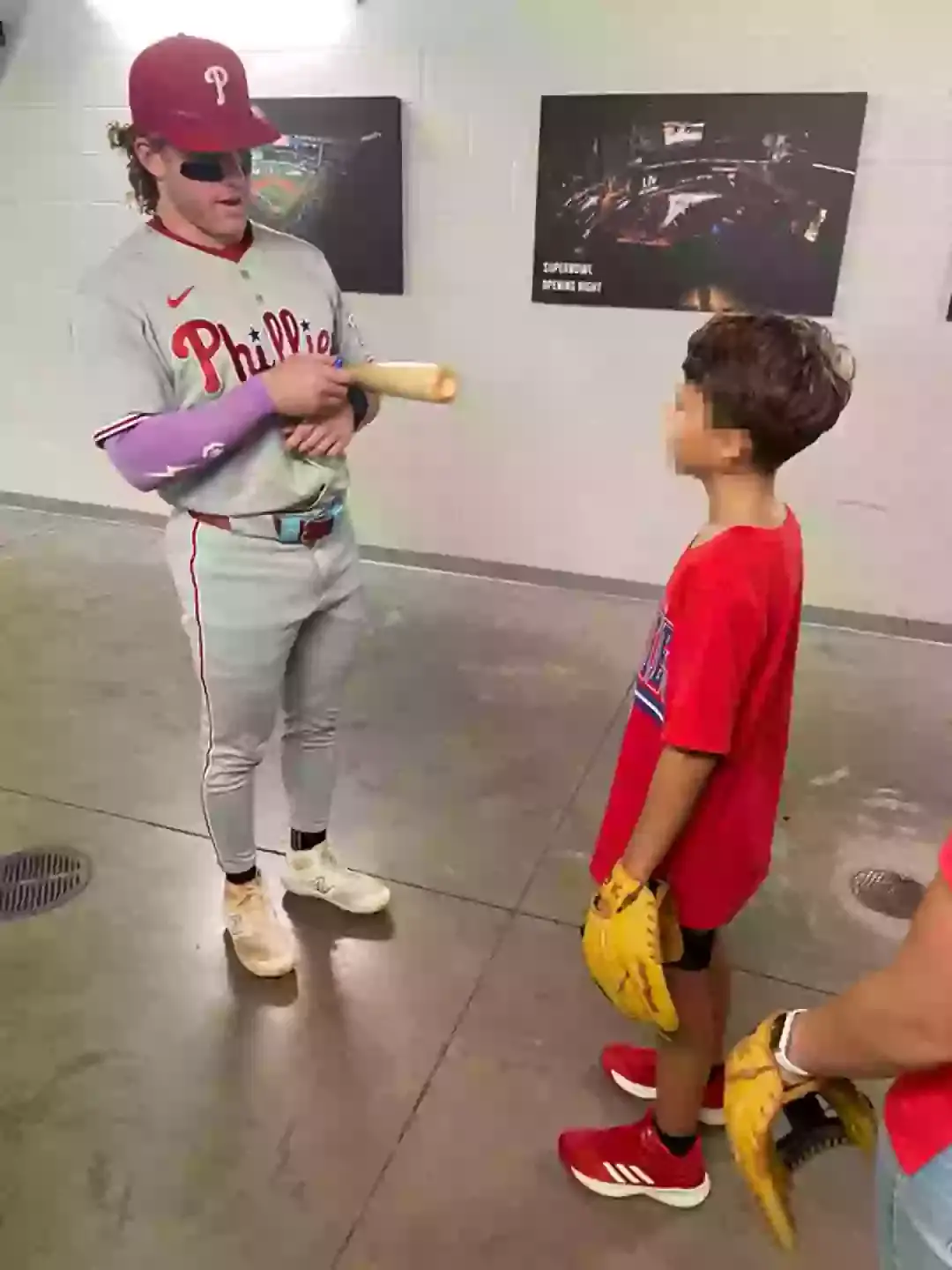 Bader presents Lincoln with the signed bat (X / @Phillies)