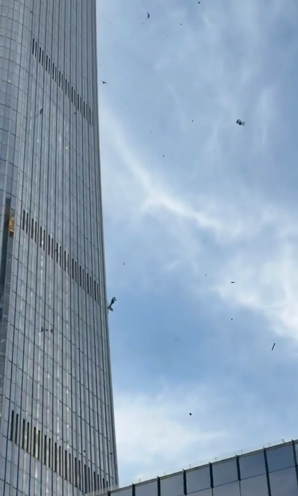 Debris falling down the skyscraper following the crash (X/Aviation Safety Network)