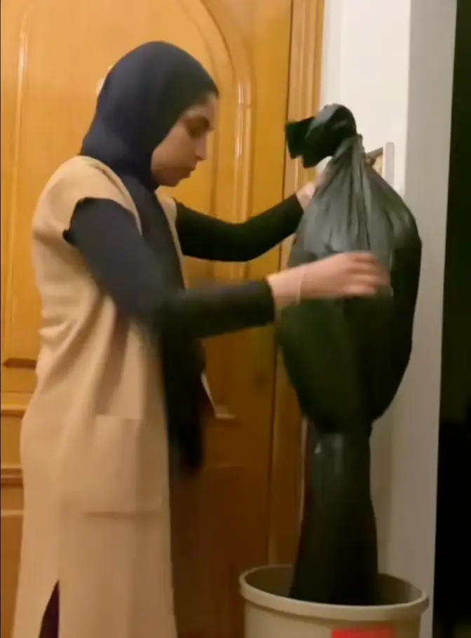 The 'hack' means bags are always on hand to replace the dirty ones. (TikTok/@_nourhan_sherif_)