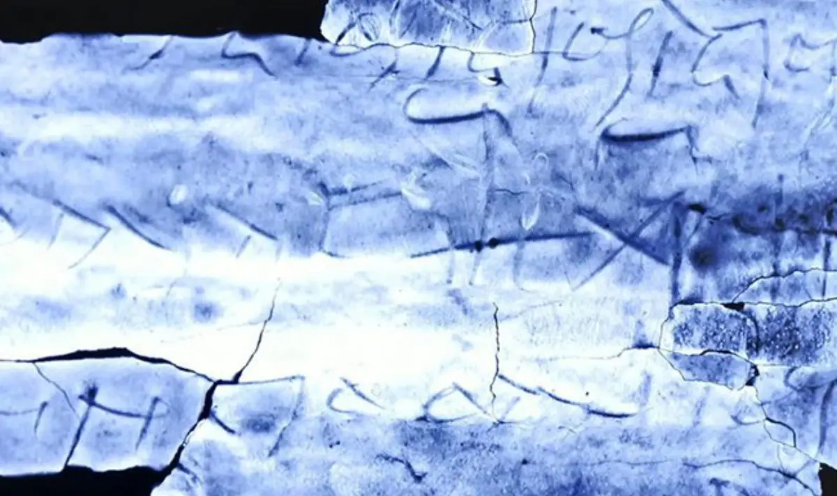 Detail of the silver inscription (Stadt Frankfurt/YouTube)