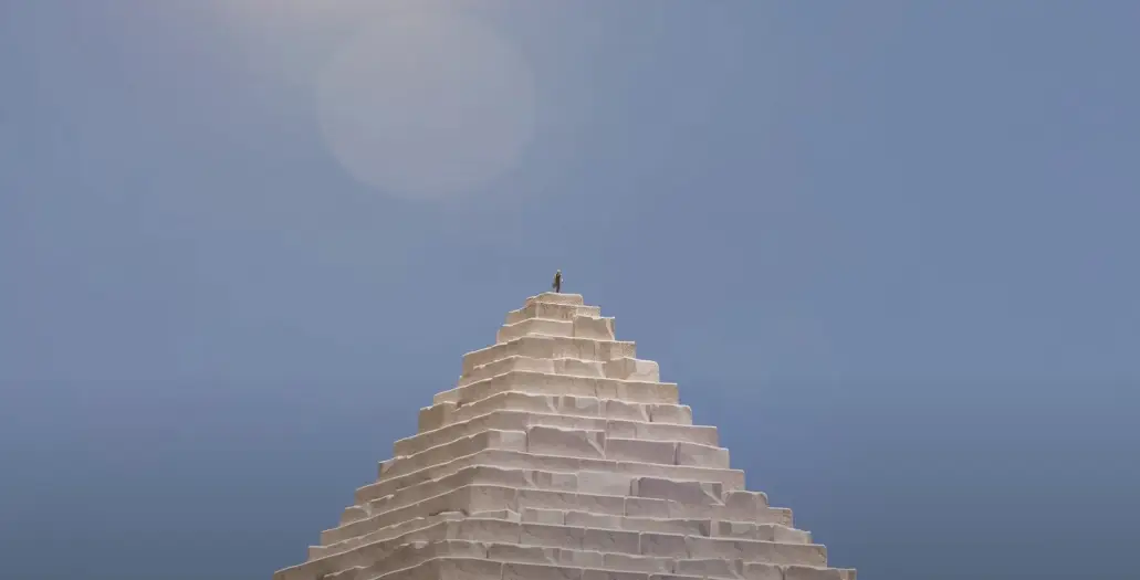 YouTuber Atomic Marvel has provided us with a terrifying simulation of what jumping off a pyramid would 'look like'.