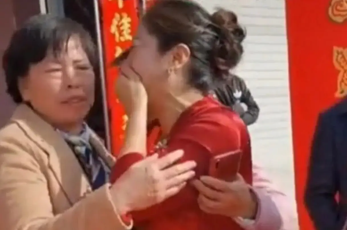 The mom made a shocking discovery on her son's wedding day (orientaldaily.com)