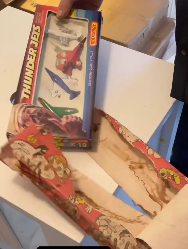 People online insisted King keep the wrapping paper and present (Instagram/@tking_cs)