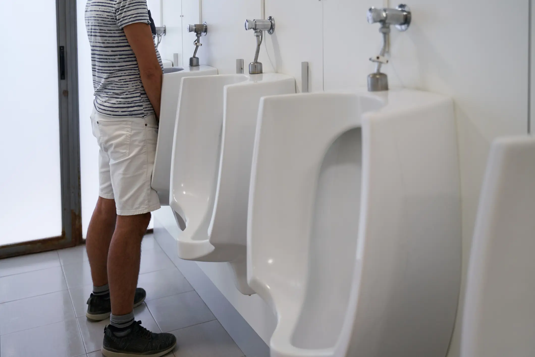 Pay attention to how you're peeing (Ruben Bonilla Gonzalo/Getty Images)