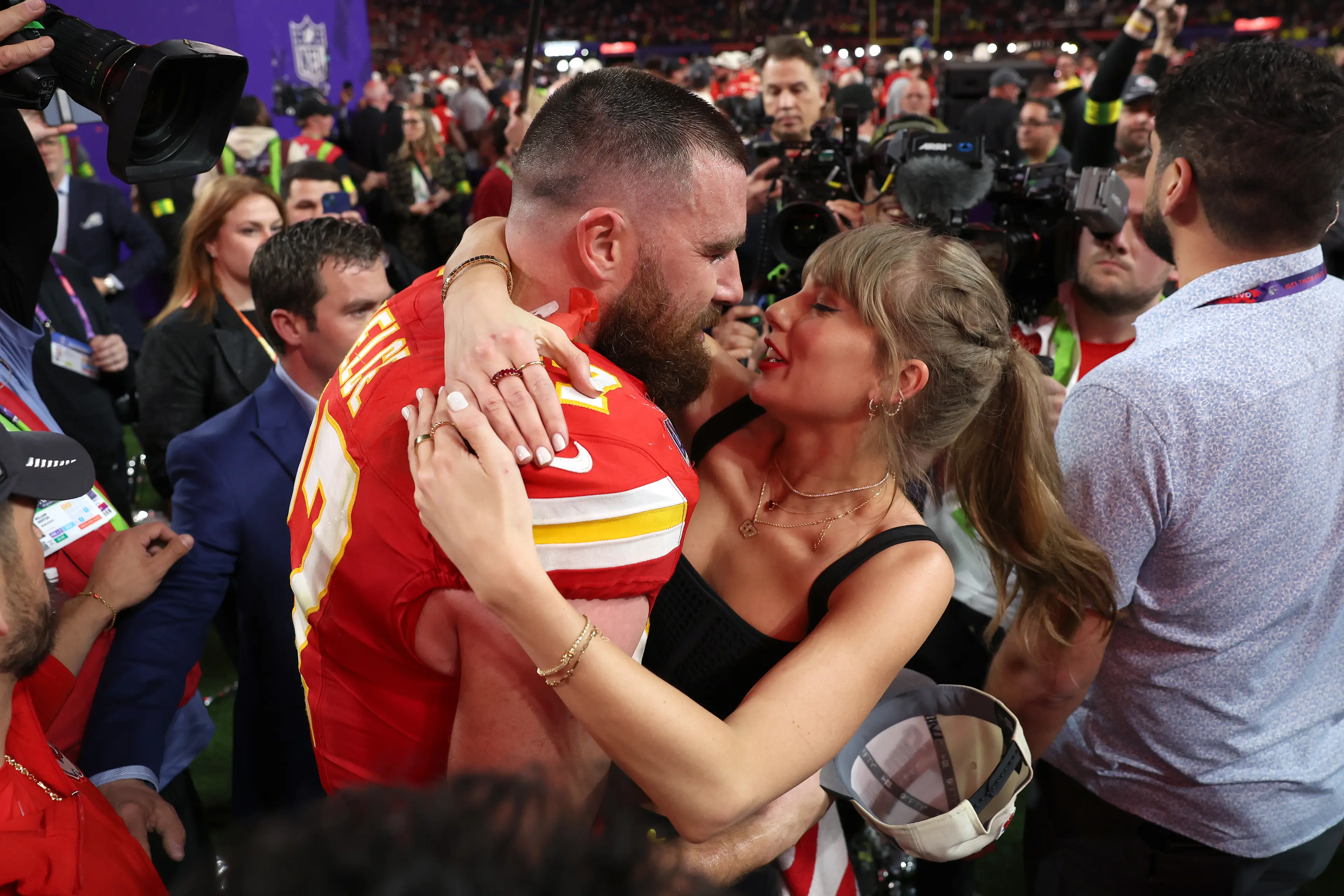 Kelce appeared to wipe away tears at the gig. (TikTok//@rlknyc)
