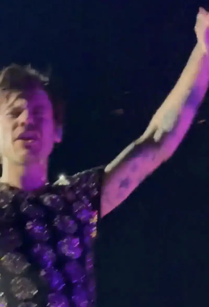 The singer could be seen with his eye closed after the incident.