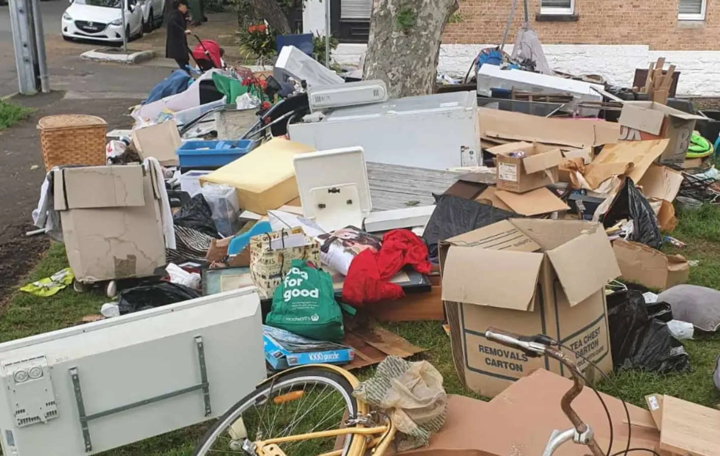 Leonardo would find huge piles of trash in the streets. (Leonardo Urbano)