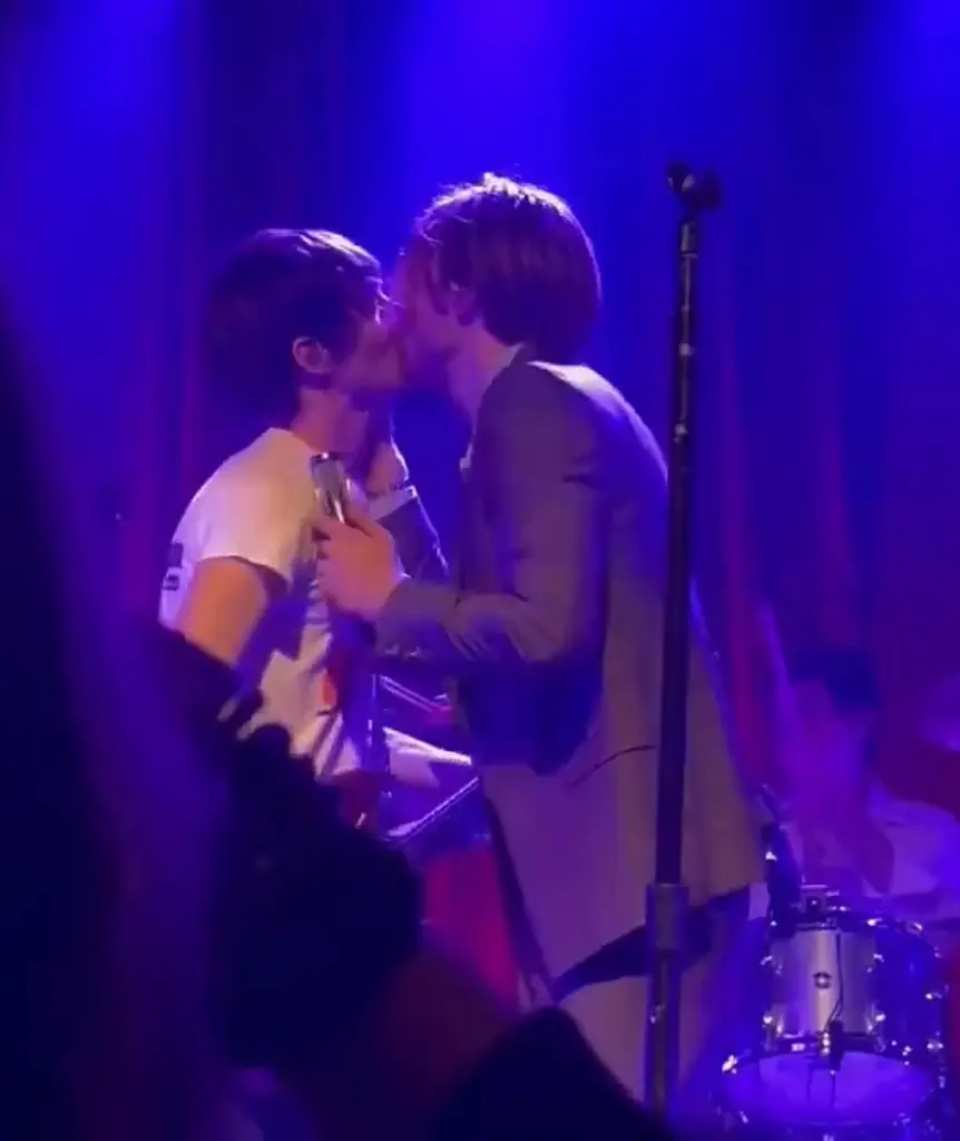 Finneas and guitarist Ricky shared a brief kiss on stage (@morehonestt/X)