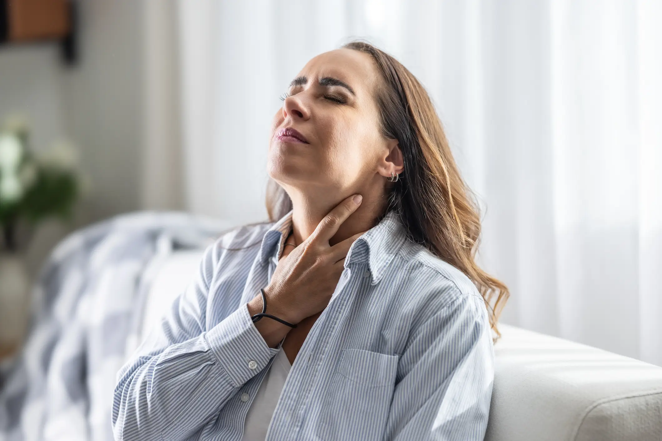 Laube recommends sleeping on the left side and elevating the upper body to help reduce acid reflux.
(Getty Stock Image)