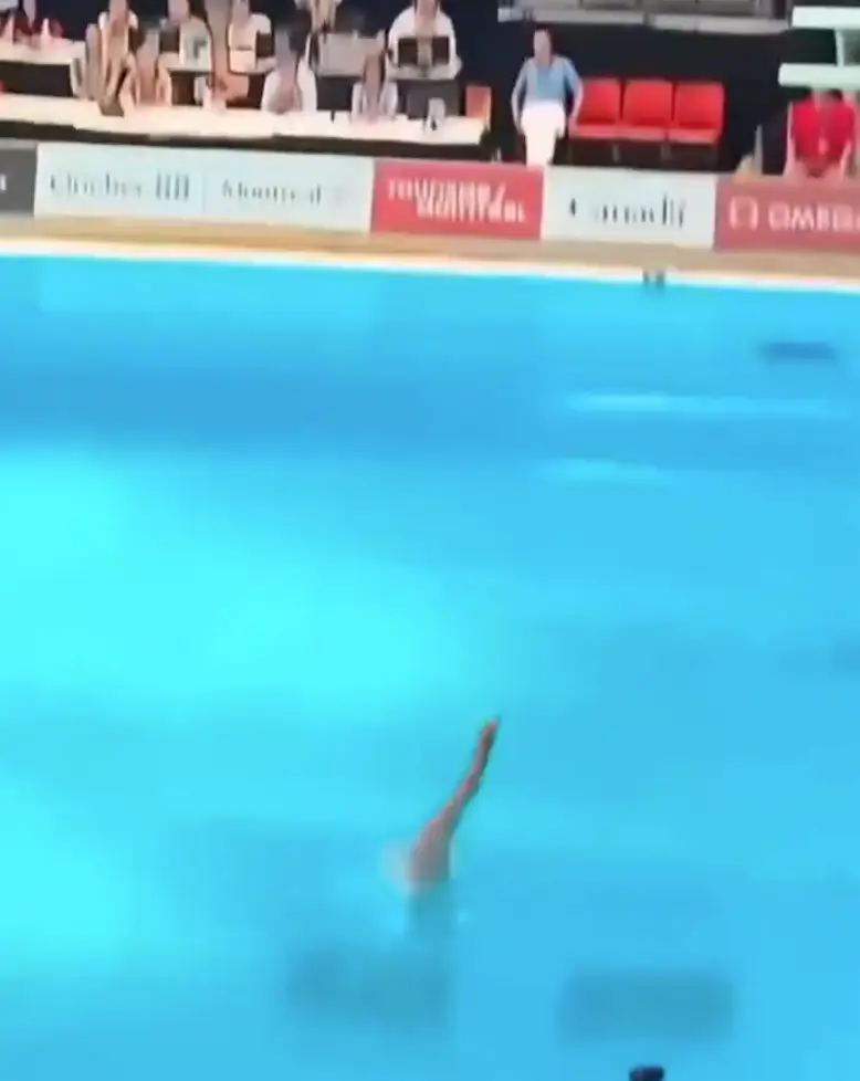 There's no splash at all in the footage (Twitter/@womenpostingws)