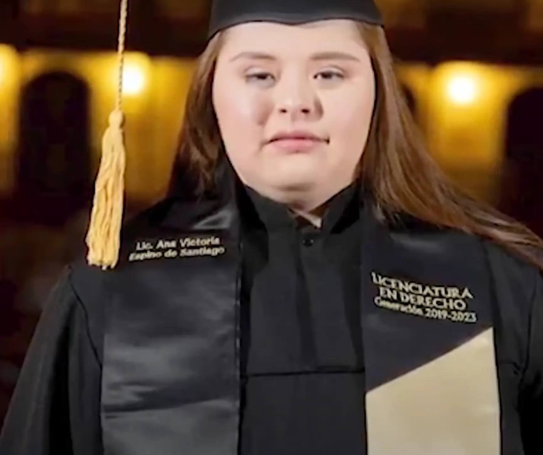 Ana Victoria Espino De Santiago has qualified to become a laywer (NTR TV/YouTube)