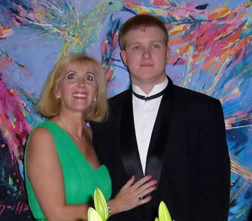 Shelley with her son (Twitter/@shelleysykes)