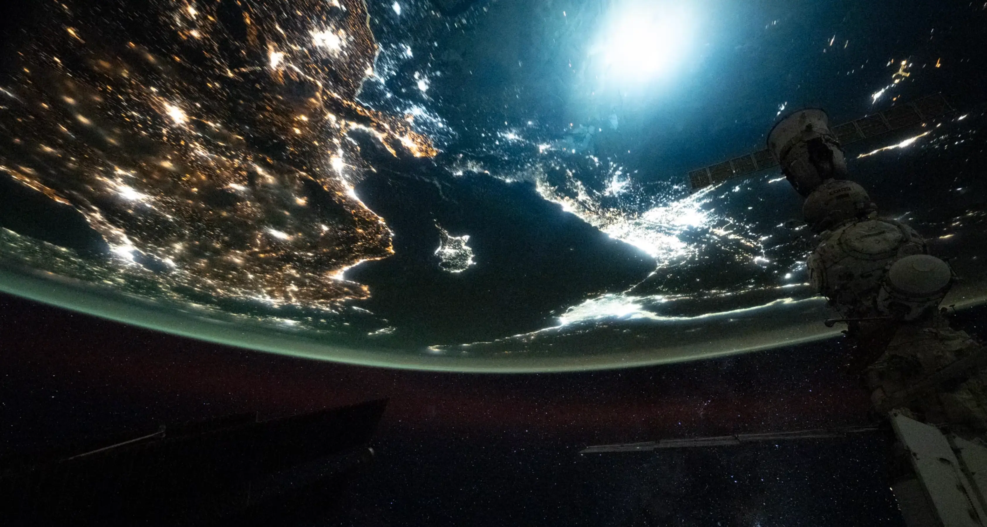 It builds into a brilliant flash of light (Twitter/@dominickmatthew)