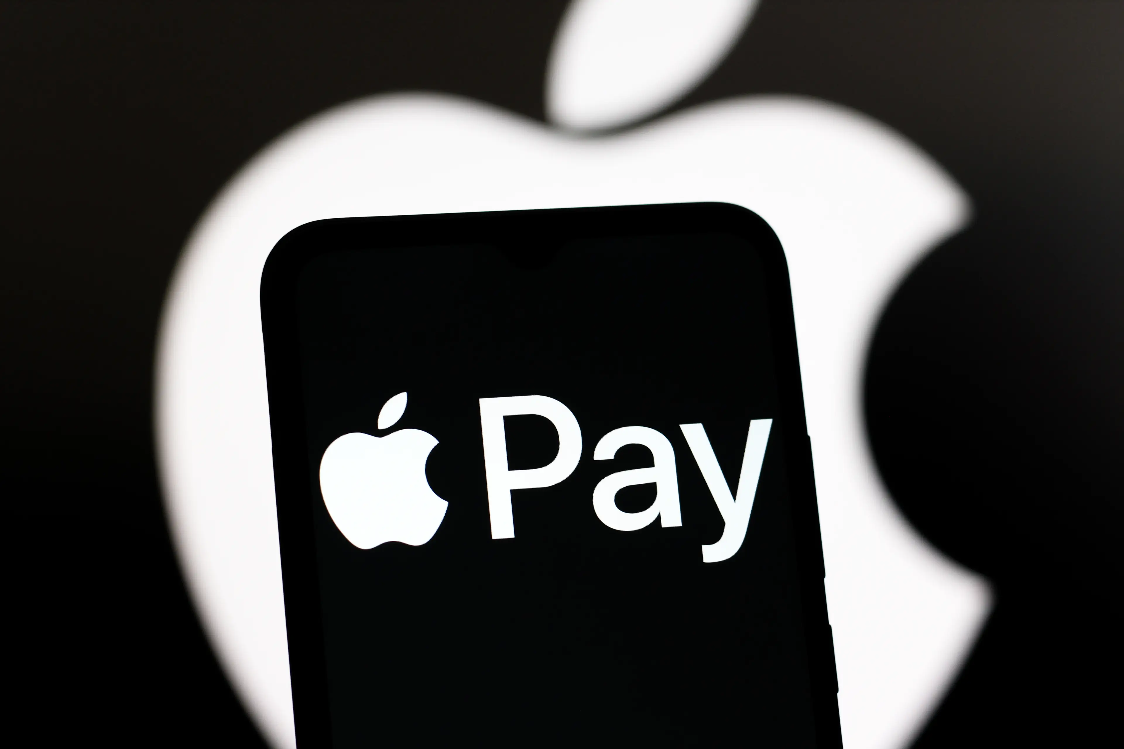 Some people are falling victim to an Apple Pay scam (Getty Stock)