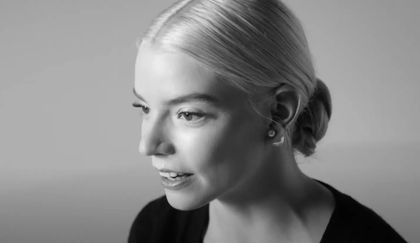 She also spoke Spanish in a recent Dior ad when speaking about her mother.