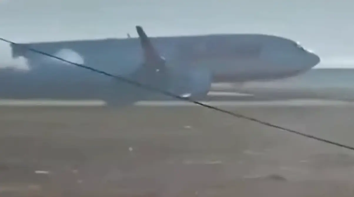 The plane skidded along the runway before the crash (MBC News)