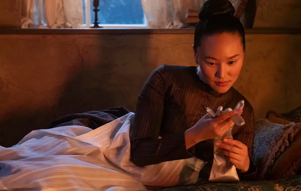 Sophie seems to leave behind her silver glove (Netflix)