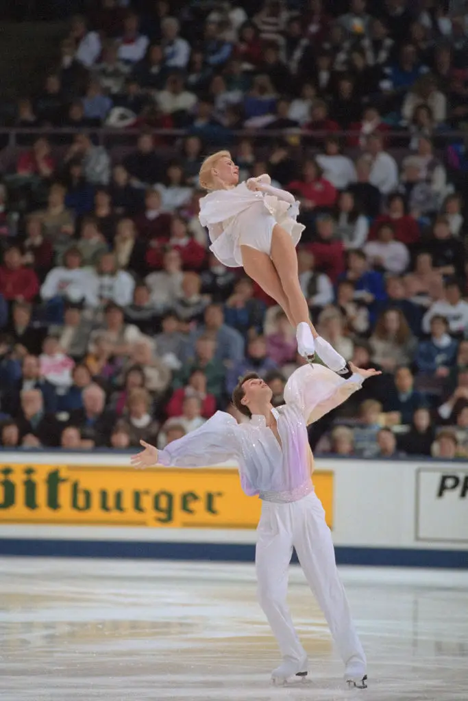 Russian pairs figure skaters Vadim Naumov and Evgenia Shishkova at the World Figure Skating Championships in Edmonton, 1996 (Jeff HAYNES / AFP) (Photo by JEFF HAYNES/AFP via Getty Images)