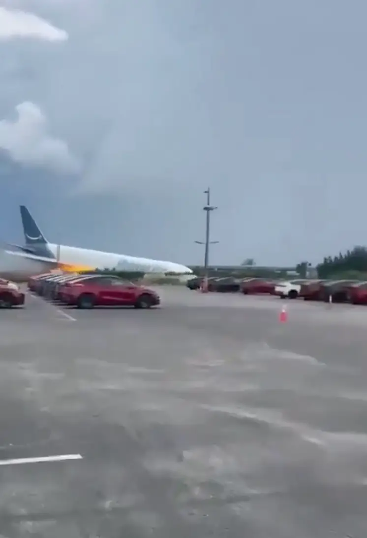 Footage of the crash was captured and posted on social media (X)