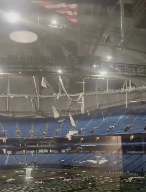 The stadium's roof tore open (Twitter/ @Stryker175)