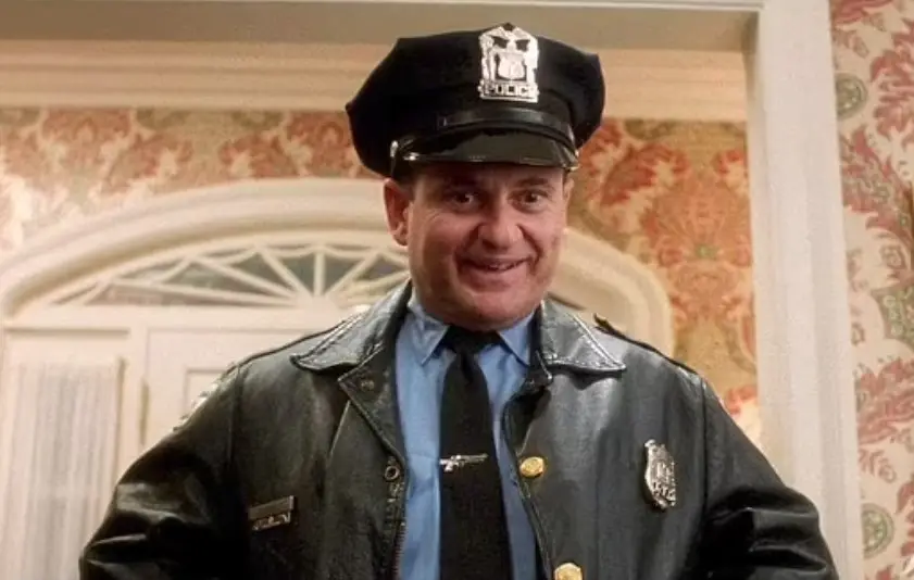 The police officer at the start of the movie is actually Harry, one of the Wet Bandits (20th Century Studios)