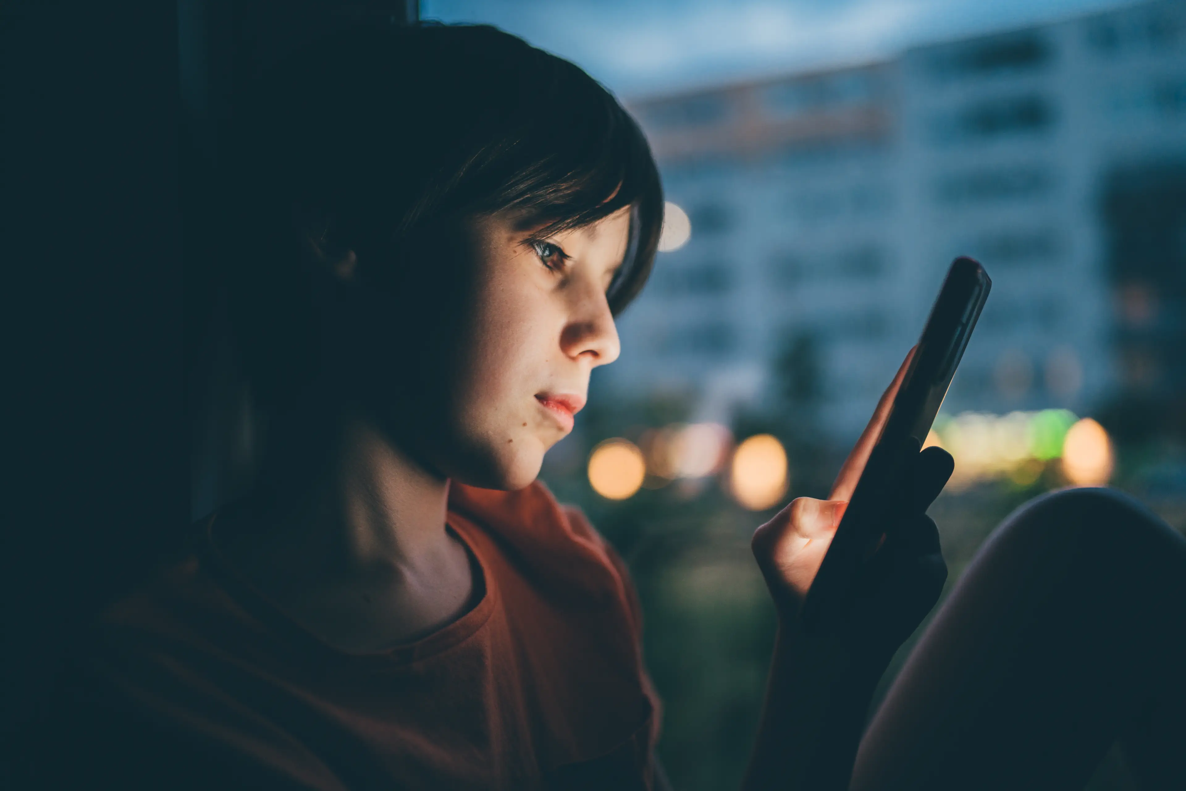 The report advises only giving kids smartphones from 8th grade onwards (Getty Stock Images)