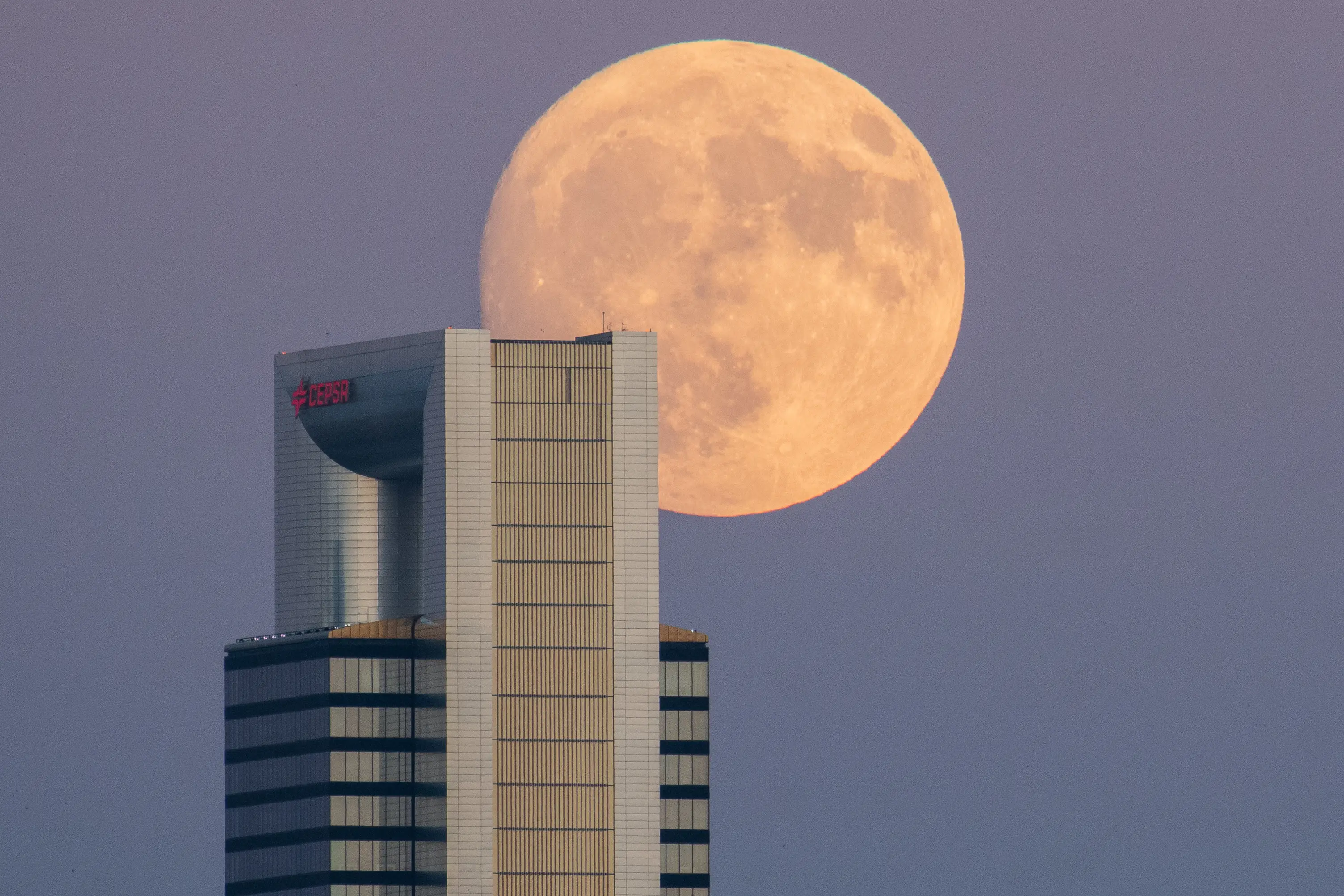 The super blue moon appears bigger and brighter. (Marcos del Mazo/LightRocket via Getty Images)