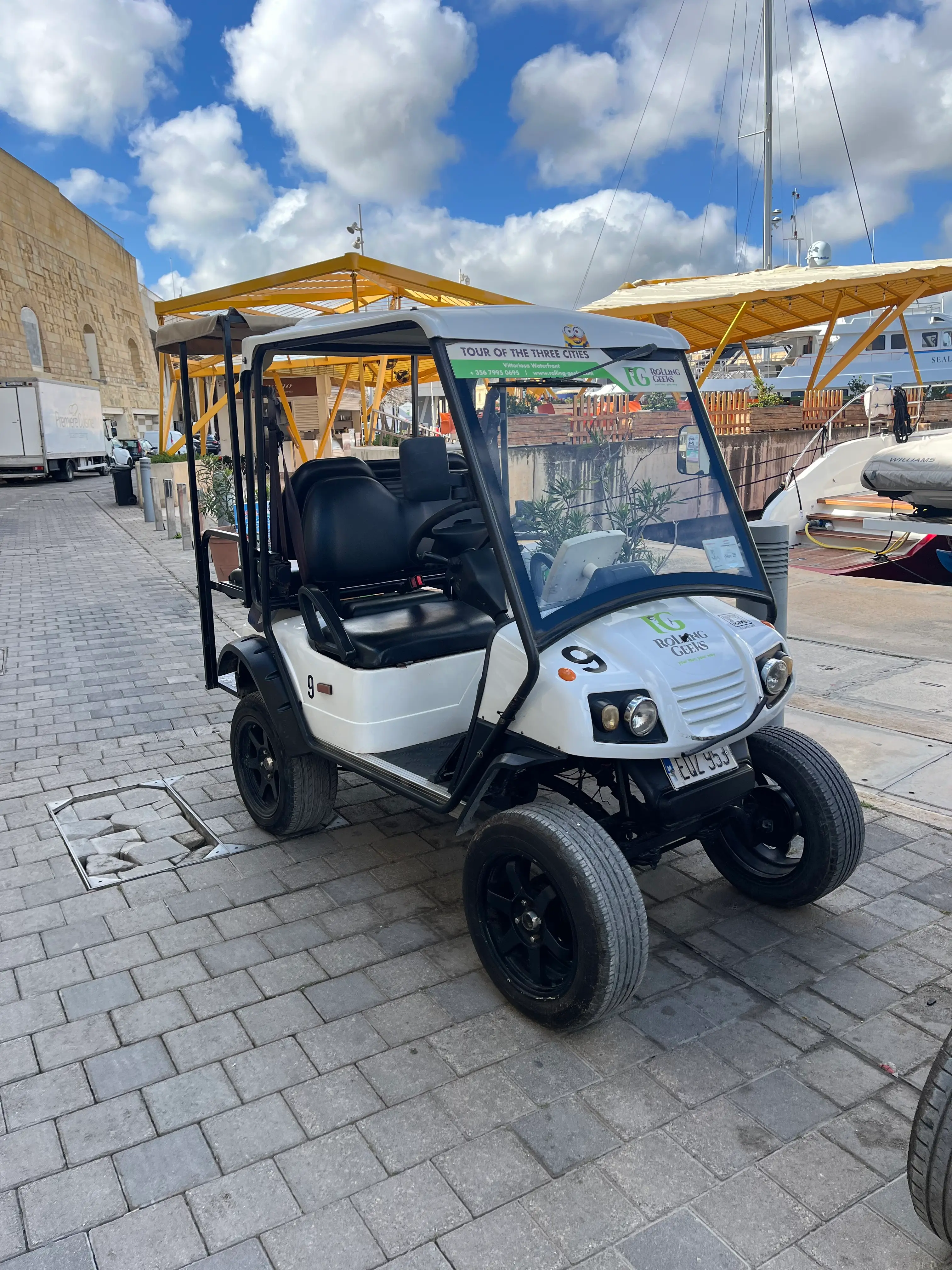 The 'Rolling Geeks' offer tourists a chance to see three cities in the space of two-and-a-half hours, with ample opportunity to pull over for a bite to eat (LADbible)