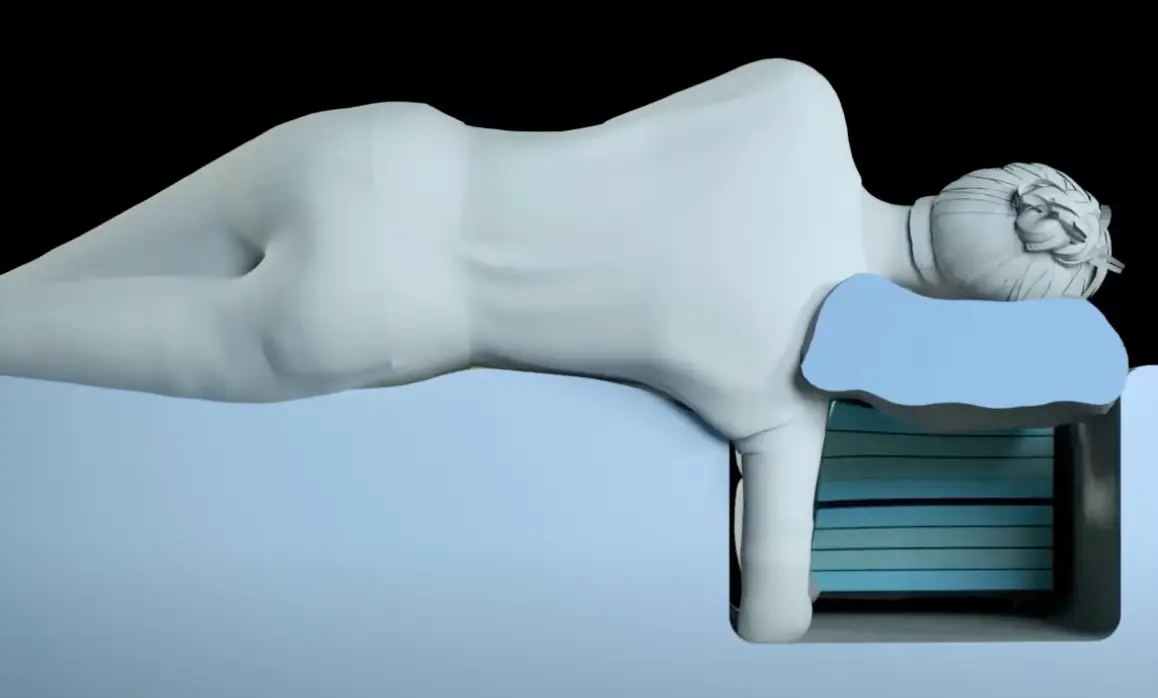 The mattress has a gap for sleepers to pop their arm and shoulder (YouTube/ SONU)