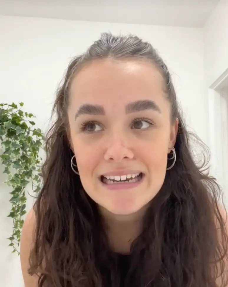 An employee received an email from HR about her work outfits (TikTok/ @ultimatebykomi) 