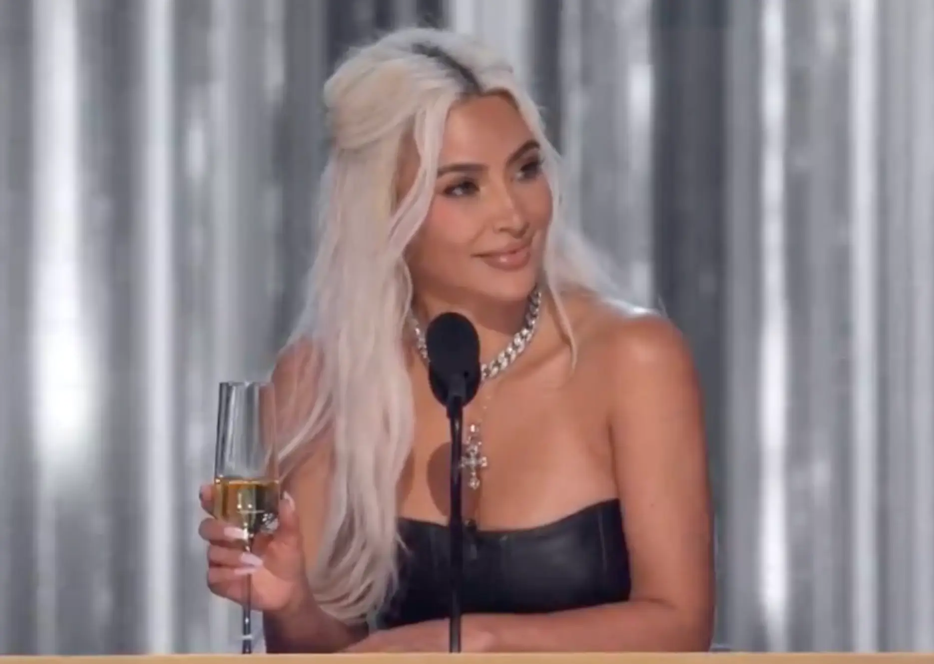 The crowd wasted no time voicing their disdain for the reality TV star. (Netflix)