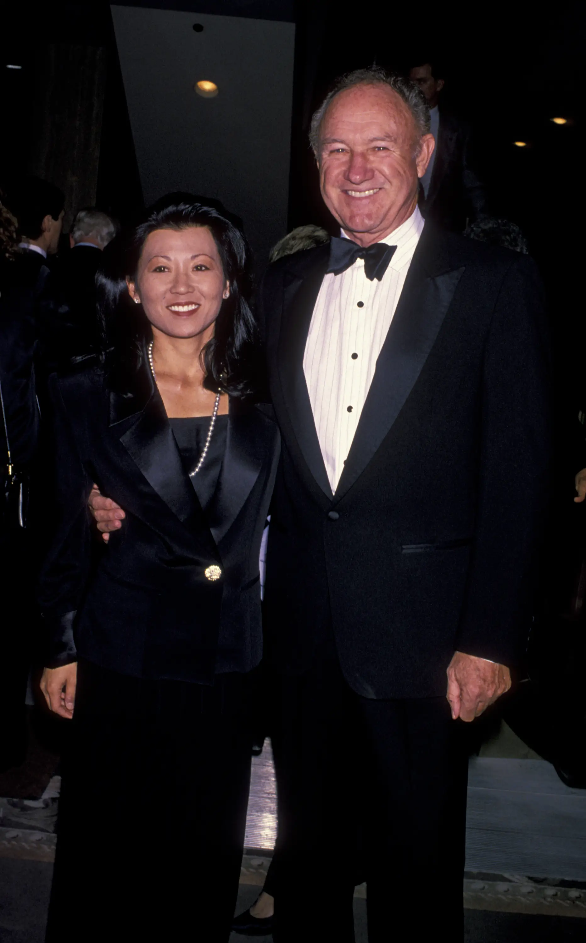 Gene Hackman and his wife Betsy Arakawa in 1994 (Ron Galella, Ltd./Ron Galella Collection via Getty Images)