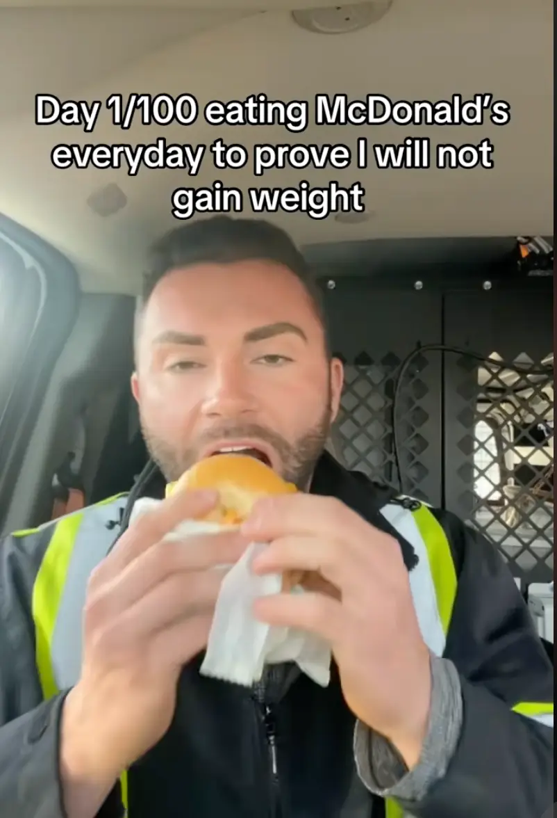 He can also eat the burgers at an impressive speed (TikTok/@zona.eats)