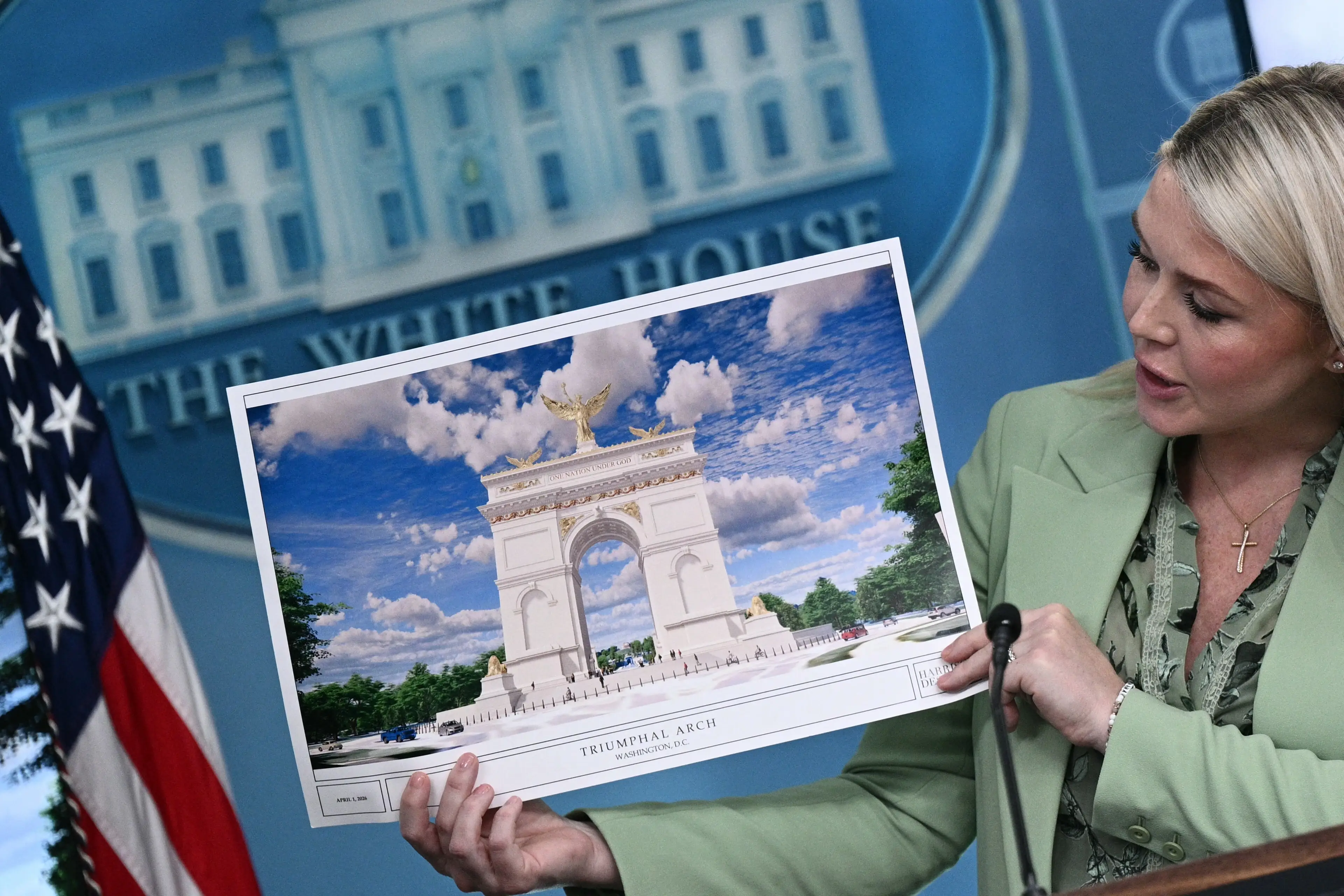 The arch would reportedly disrupt multiple other landmarks (Brendan SMIALOWSKI / AFP via Getty Images)