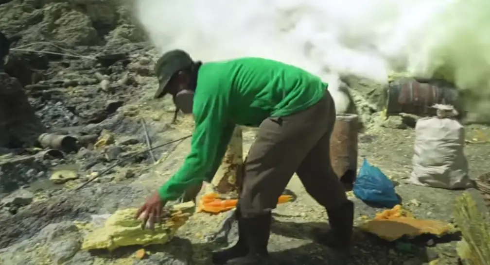 Mistar lifts his body weight in sulphur.