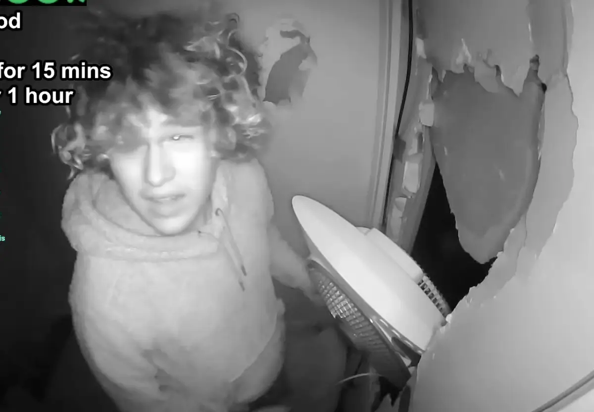 Norme is confined to a small room (YouTube/Norme)