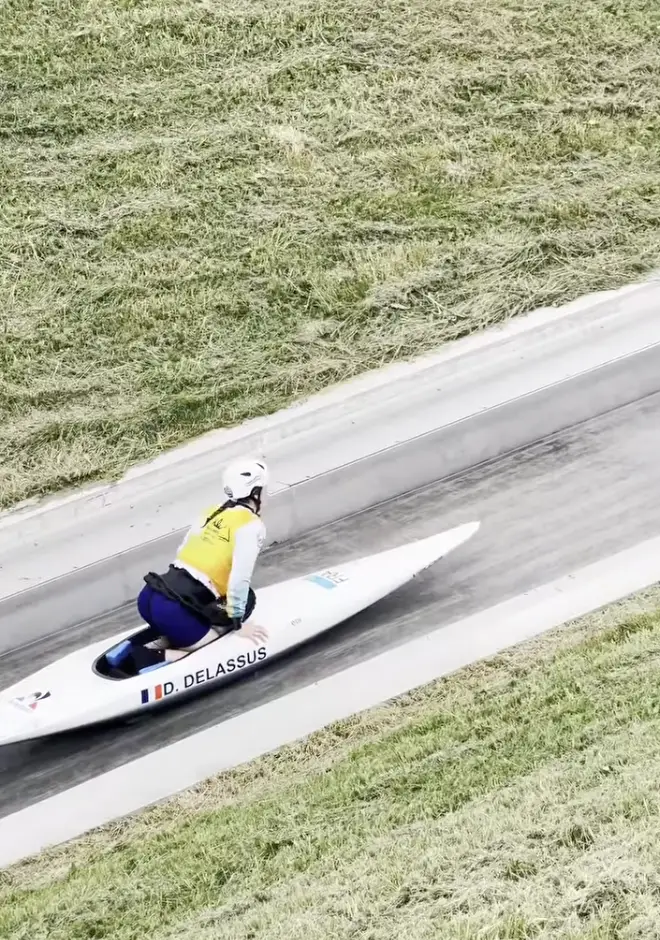 Professional canoeists kneel in their boats (Instagram/ @planetcanoe) 