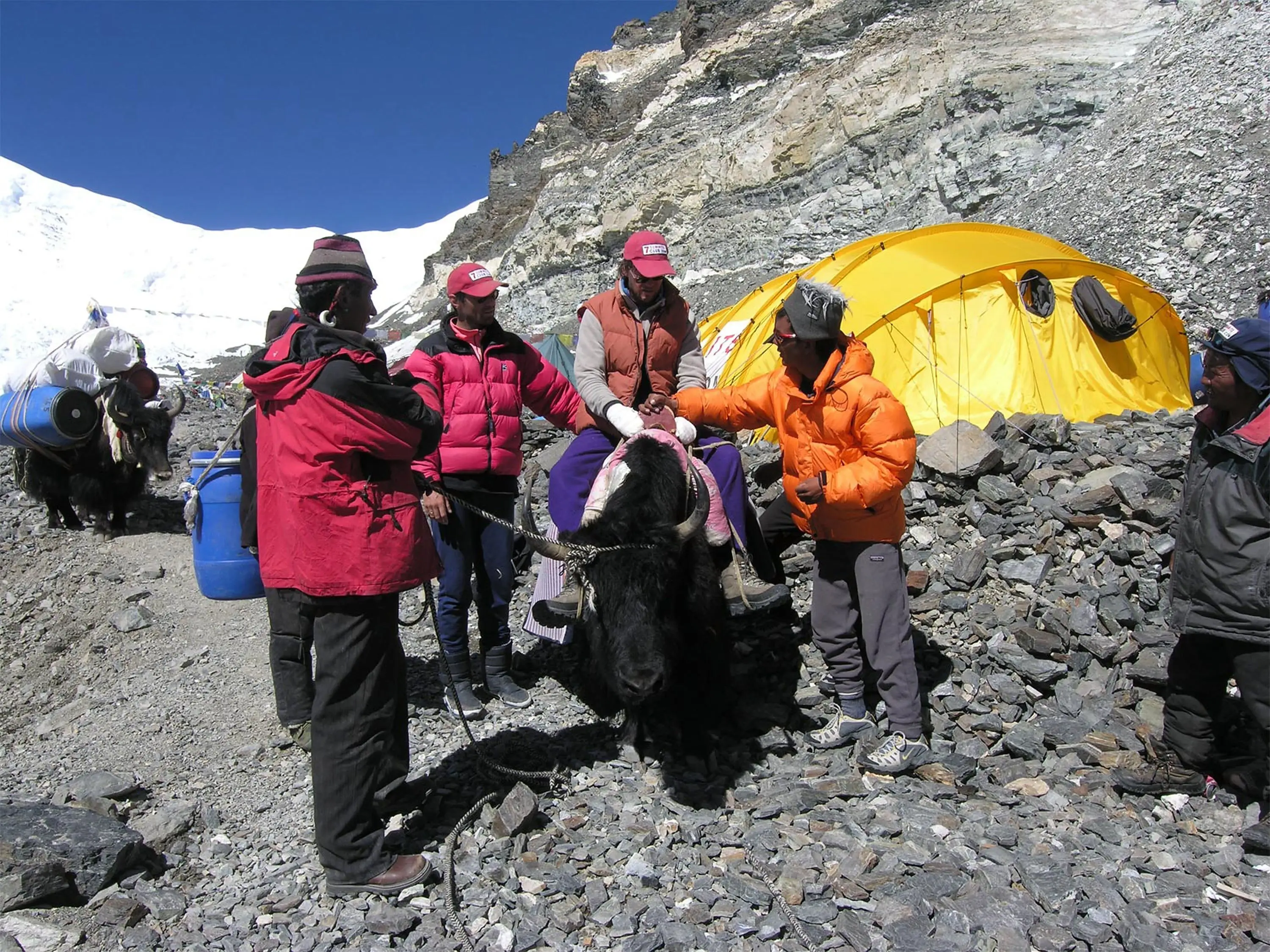Lincoln descending the mountain after his rescue (Jamie McGuinness/Project-Himalaya.com via Getty Images )