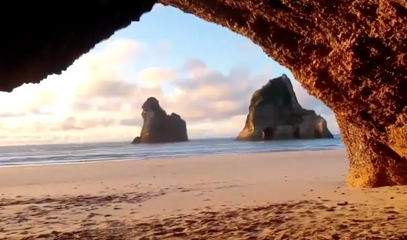 The cave wallpaper is common for many Windows users (X)