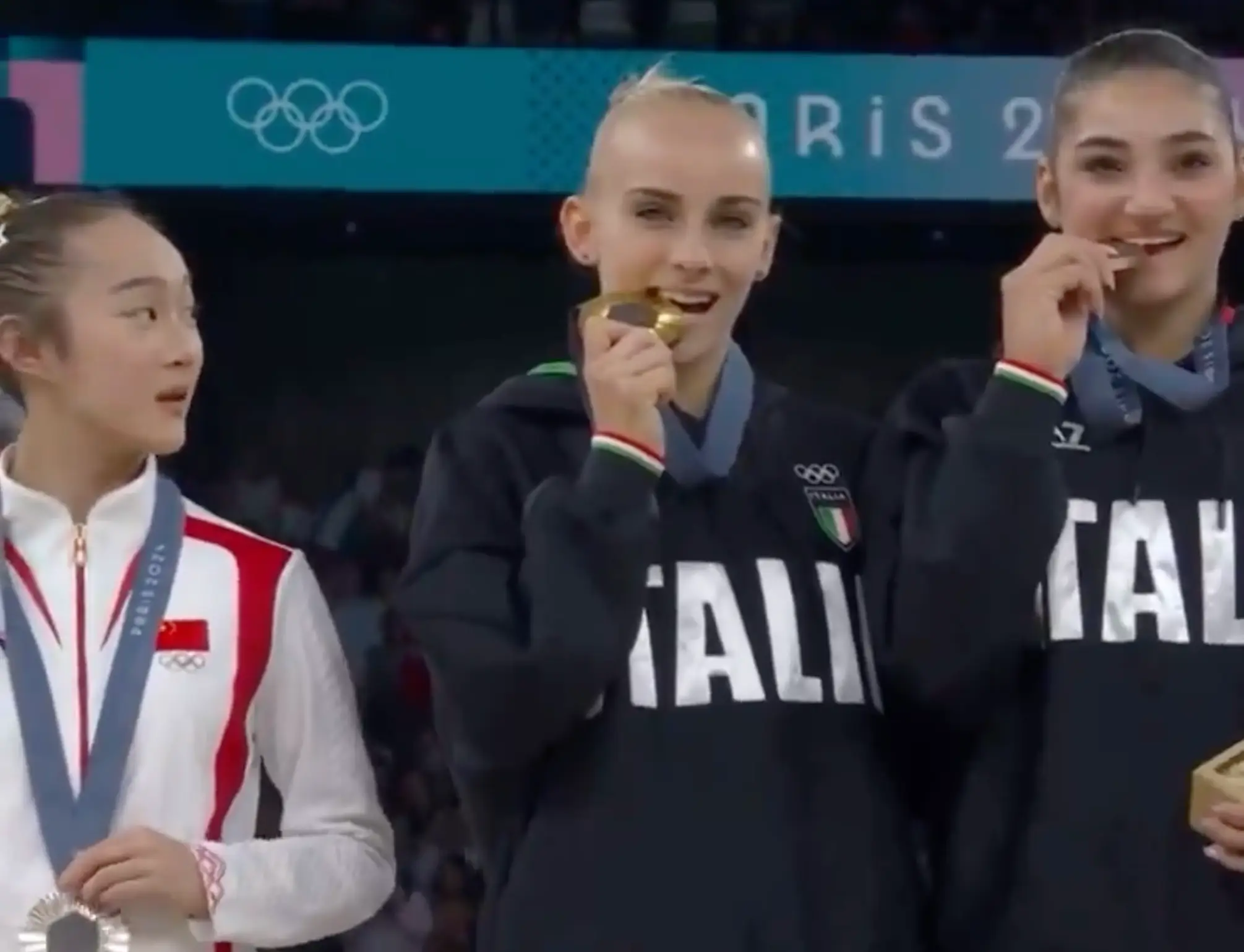 Zhou Yaqin noticed her fellow medallists biting their medals. (BBC)