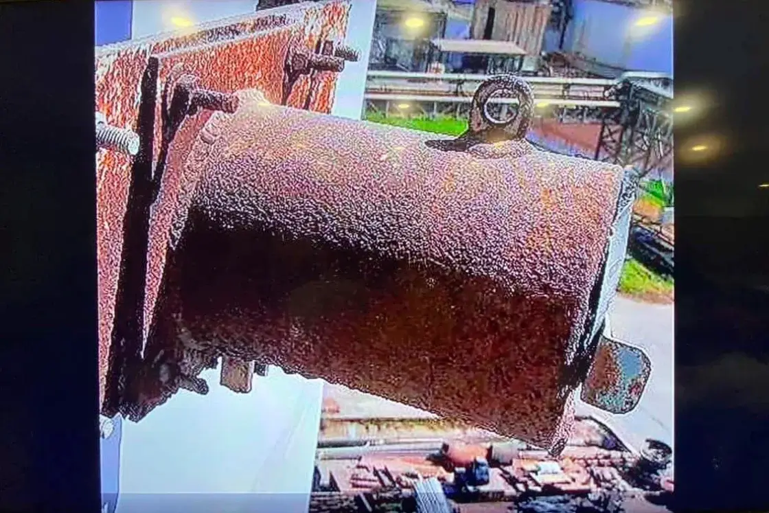 This is what the metal cylinder filled with radioactive material looks like.