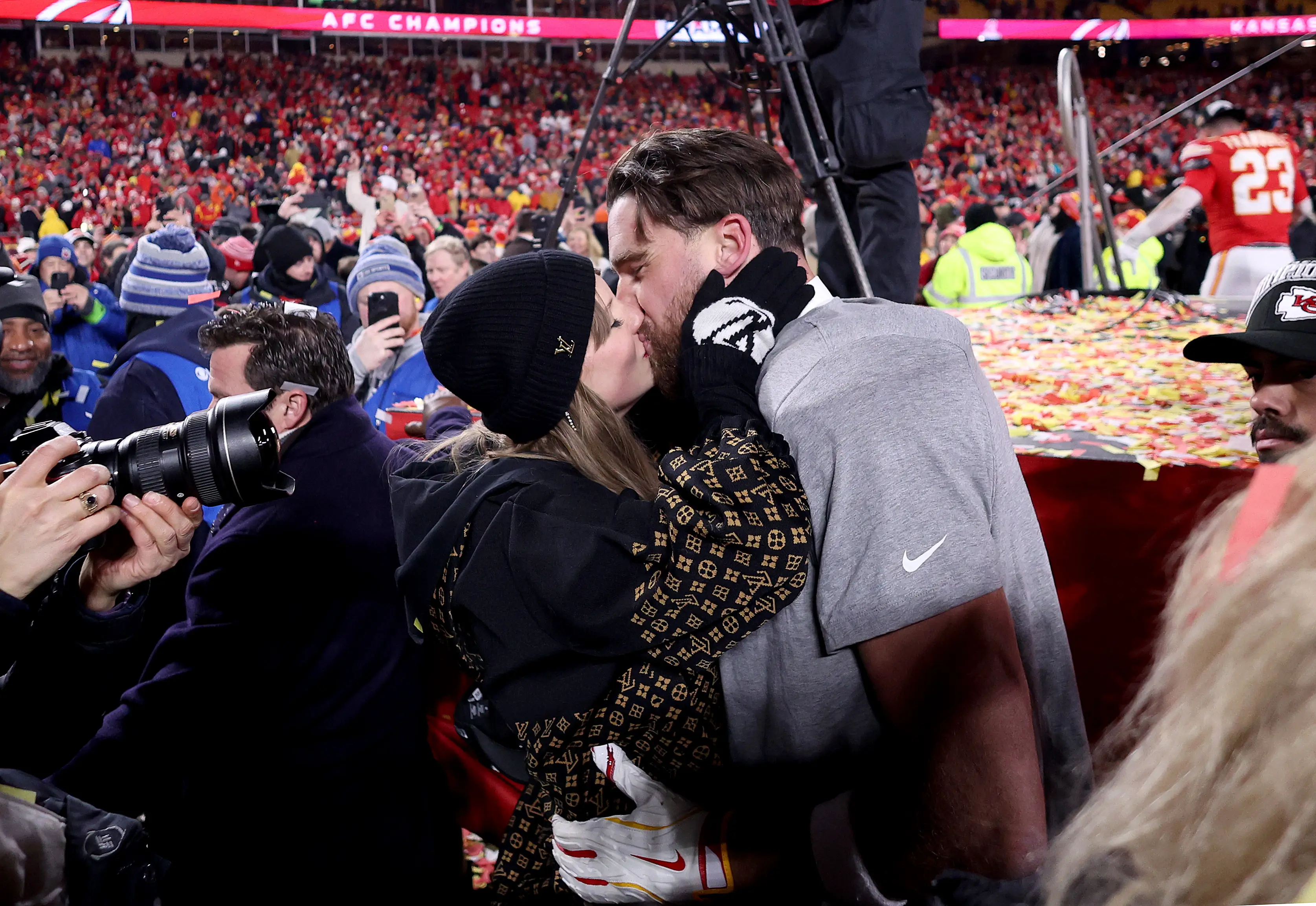 The celeb power couple shared a kiss (Jamie Squire/Getty Images)