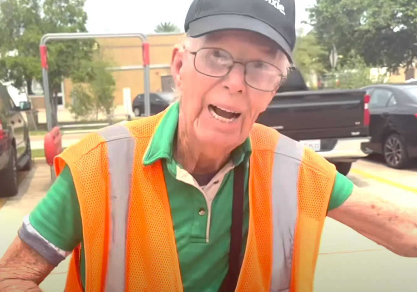 The 90-year-old was working in 90 degrees heat (YouTube/ Karen Ronquillo)